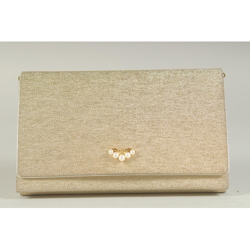 1324 - A MIKIMOTO GINZA TOKYO GOLD COLOURED AND PEARL EVENING BAG, 7.5ins long.