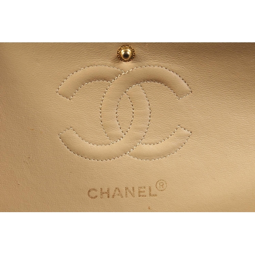 1343 - A CHANEL PADDED CREAM LEATHER HANDBAG with entwined leather and gilt strap, 9.5in wide.