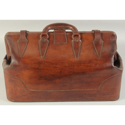 1353 - A GOOD VICTORIAN LEATHER BAG. 1ft 5ins long.