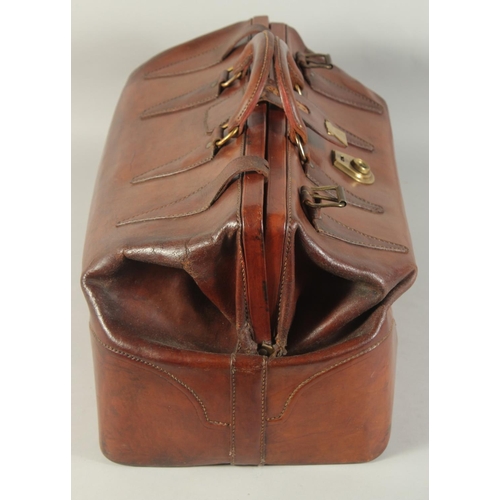 1353 - A GOOD VICTORIAN LEATHER BAG. 1ft 5ins long.