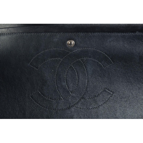 1359 - A VERY GOOD LARGE CHANEL BLACK PATENT LEATHER HANDBAG with long chrome and leather straps. 33cm long... 