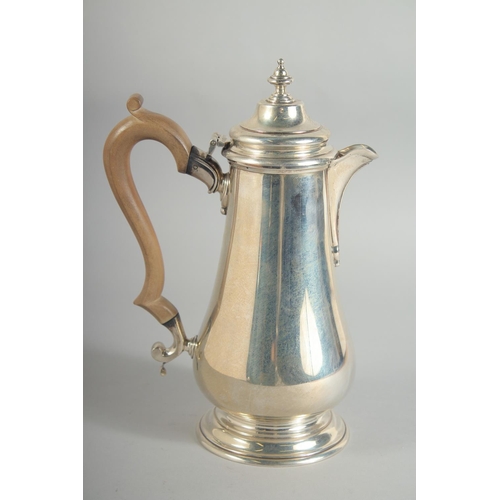 1951 - A GOOD SILVER PEAR SHAPED COFFEE POT AND COVER with wooden handles. London 1967. Weight: 22ozs.