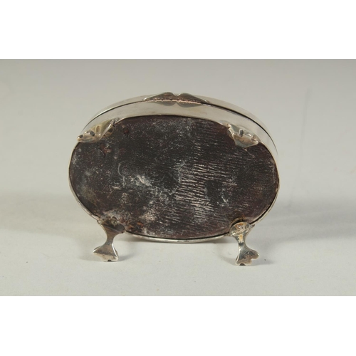 1959 - AN OVAL SILVER JEWELL BOX, the lid repousse with figures, velvet interior on claw feet. Birmingham, ... 