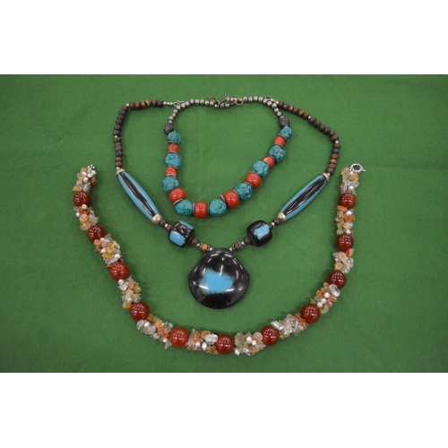 1116 - Decorative bead necklaces.