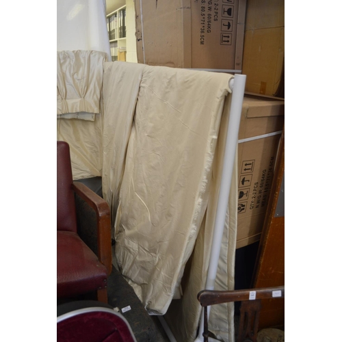 230 - A good large quantity of cream curtains with matching pelmets.