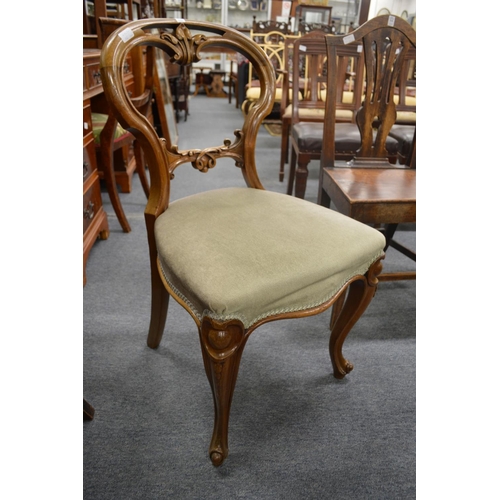 320 - A good set of six Victorian walnut balloon back dining chairs on cabriole legs.