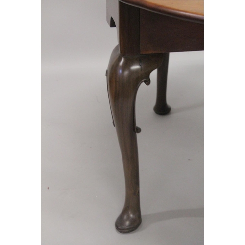 1009 - A GOOD GEORGE III MAHOGANY OVAL DROP FLAP DINING TABLE with gate leg action, on cabriole legs ending... 