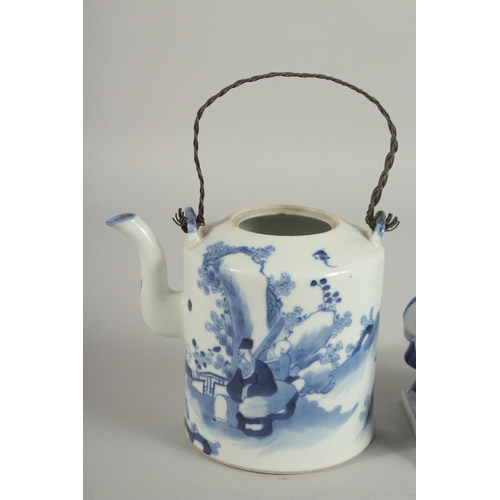 10 - A CHINESE BLUE AND WHITE PORCELAIN TEAPOT, together with a modern blue and white porcelain box, (2),