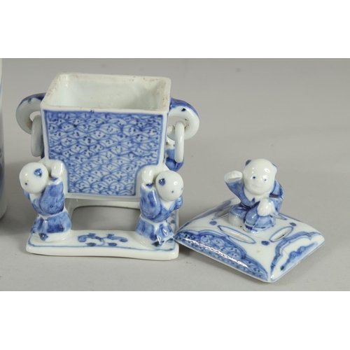 10 - A CHINESE BLUE AND WHITE PORCELAIN TEAPOT, together with a modern blue and white porcelain box, (2),