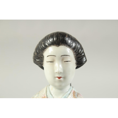 184 - A JAPANESE PORCELAIN IMARI BIJIN, 25cm high.