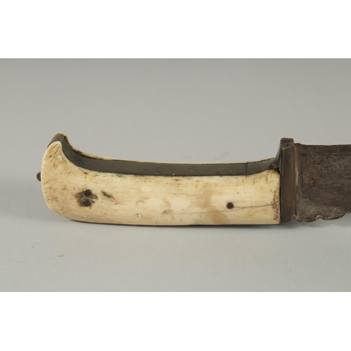 247 - AN 18TH-19TH CENTURY MUGHAL INDIAN BONE HILTED PESH KABZ DAGGER, 28cm long.