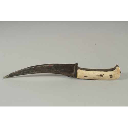 247 - AN 18TH-19TH CENTURY MUGHAL INDIAN BONE HILTED PESH KABZ DAGGER, 28cm long.