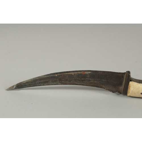 247 - AN 18TH-19TH CENTURY MUGHAL INDIAN BONE HILTED PESH KABZ DAGGER, 28cm long.