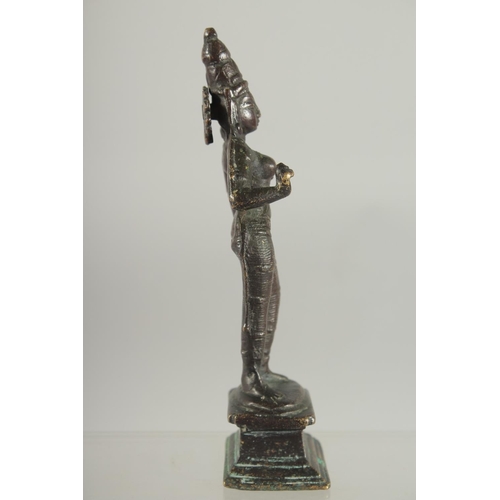 252 - AN 18TH CENTURY SOUTH INDIAN BRONZE HINDU DEITY, 15.5cm high.