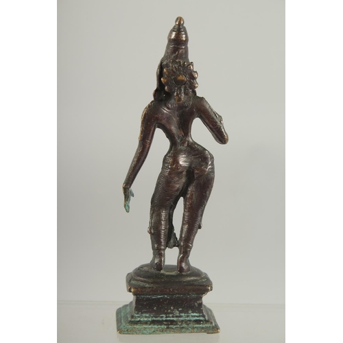 252 - AN 18TH CENTURY SOUTH INDIAN BRONZE HINDU DEITY, 15.5cm high.