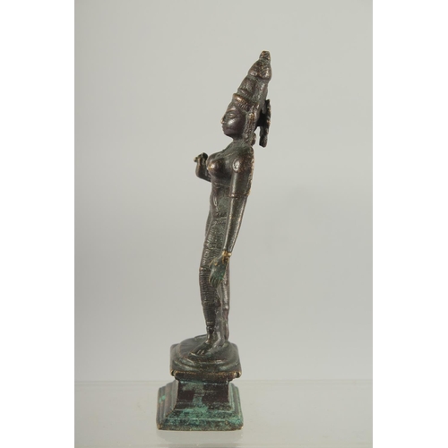 252 - AN 18TH CENTURY SOUTH INDIAN BRONZE HINDU DEITY, 15.5cm high.