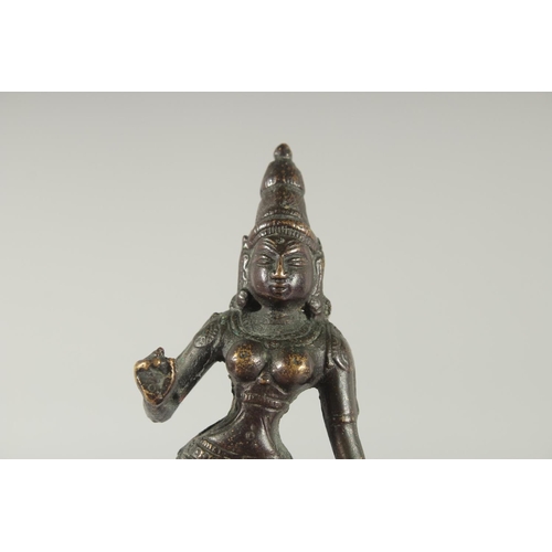 252 - AN 18TH CENTURY SOUTH INDIAN BRONZE HINDU DEITY, 15.5cm high.