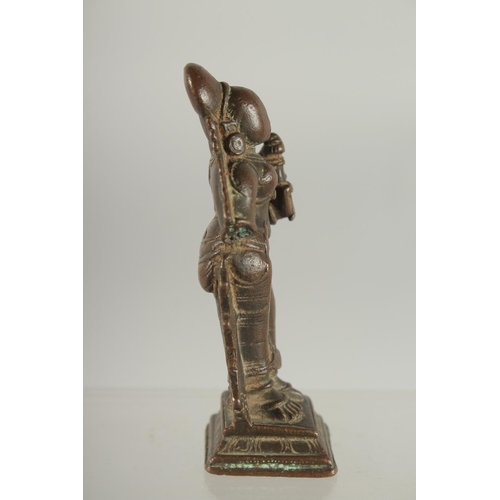 253 - A 17TH CENTURY SOUTH INDIAN BRONZE HINDU DEITY, 9cm high.