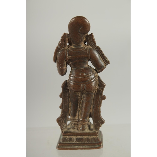 253 - A 17TH CENTURY SOUTH INDIAN BRONZE HINDU DEITY, 9cm high.