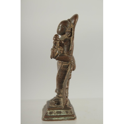 253 - A 17TH CENTURY SOUTH INDIAN BRONZE HINDU DEITY, 9cm high.