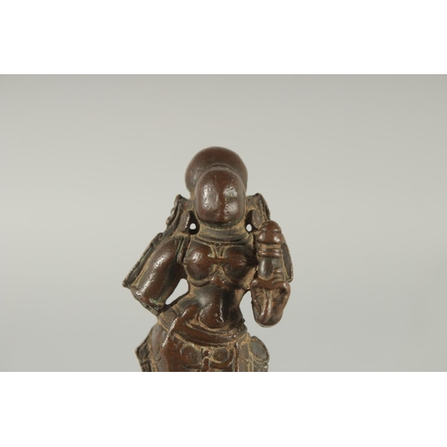 253 - A 17TH CENTURY SOUTH INDIAN BRONZE HINDU DEITY, 9cm high.