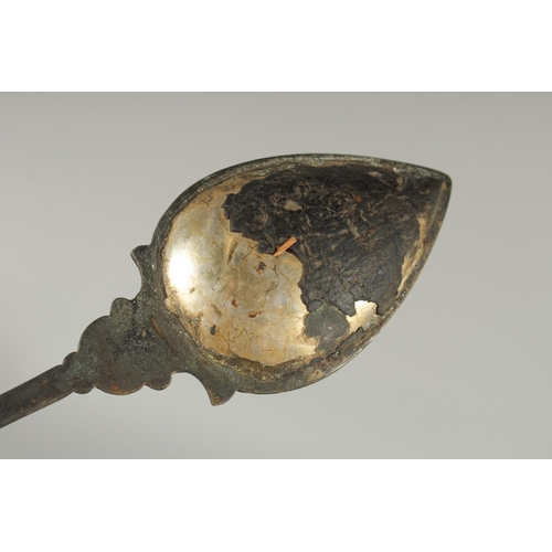 367 - A RARE ROMAN OR ISLAMIC WHITE METAL SPOON, 20cm long.