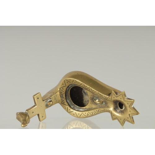 370 - A ROMAN / GREEK STYLE BRASS OIL LAMP, 10.5cm long.