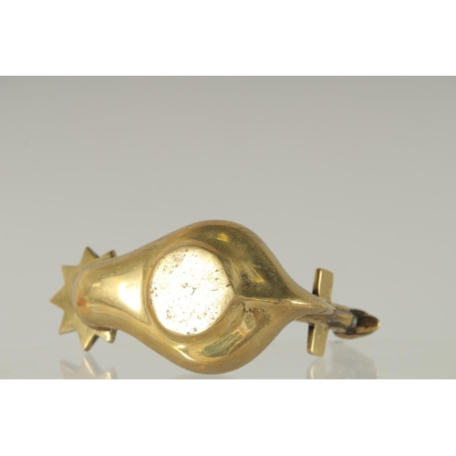 370 - A ROMAN / GREEK STYLE BRASS OIL LAMP, 10.5cm long.