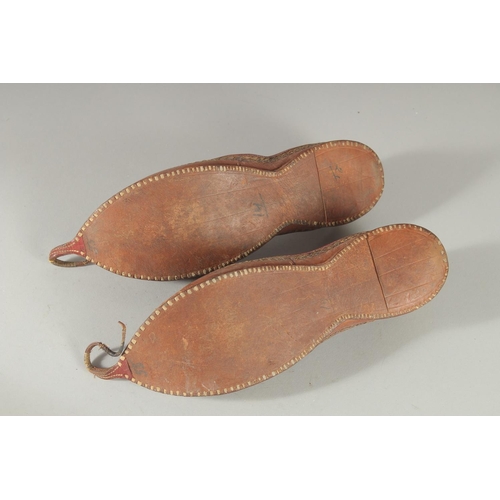 373 - A FINE PAIR OF 19TH CENTURY OTTOMAN SILVER THREAD EMBROIDERED SHOES.