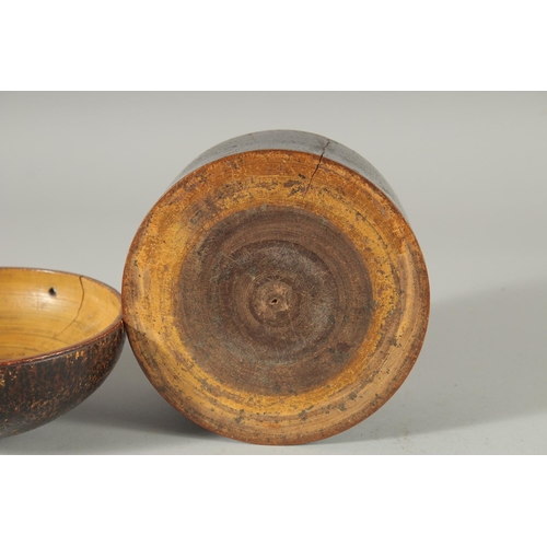 377 - A TUNISIAN WOODEN CIRCULAR LIDDED BOX, 13cm high.