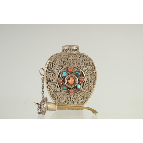 389 - A SMALL FILIGREE SNUFF BOTTLE WITH INSET CORAL AND TURQUOISE STONES, 5cm high.