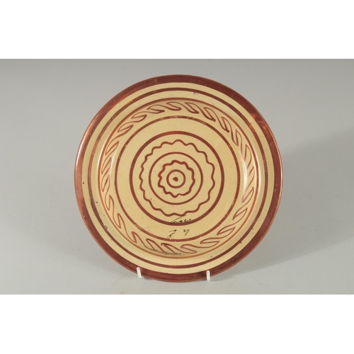 394 - A SPANISH COPPER LUSTRE PLATE FOR THE ISLAMIC MARKET, with calligraphy, 23cm diameter.