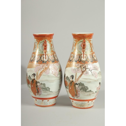 60 - A FINE PAIR OF JAPANESE KUTANI PORCELAIN TWIN HANDLE VASES, painted with a continuous scene depictin... 