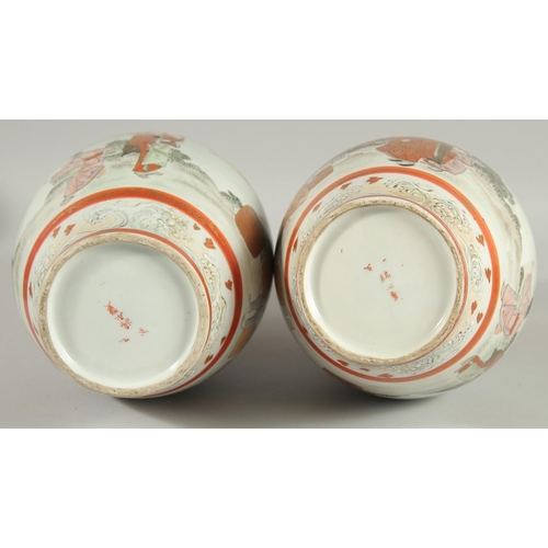 60 - A FINE PAIR OF JAPANESE KUTANI PORCELAIN TWIN HANDLE VASES, painted with a continuous scene depictin... 