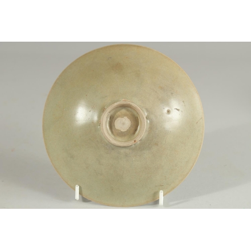 86 - A CHINESE CELADON GLAZE POTTERY DISH, 16cm diameter.