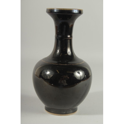 1269 - A CHINESE FAMILLE NOIRE BULBOUS VASE, six character mark. 9.5ins high.