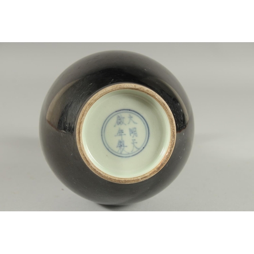 1269 - A CHINESE FAMILLE NOIRE BULBOUS VASE, six character mark. 9.5ins high.