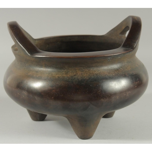 1274 - A GOOD LARGE CHINESE BRONZE CIRCULAR TWO HANDLED CENSER on three legs, Square mark. 10ins diameter.... 