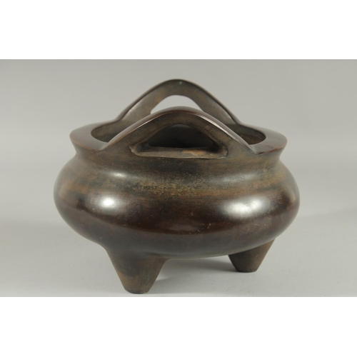 1274 - A GOOD LARGE CHINESE BRONZE CIRCULAR TWO HANDLED CENSER on three legs, Square mark. 10ins diameter.... 