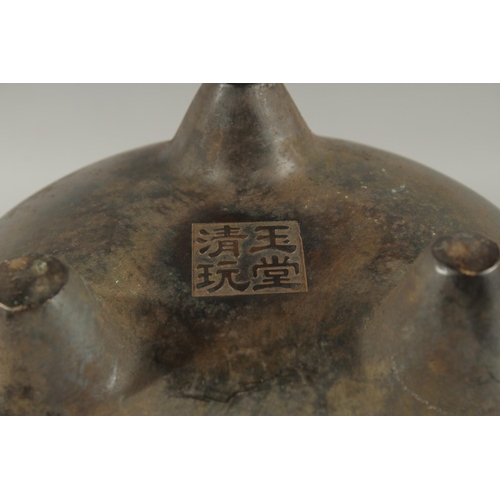 1274 - A GOOD LARGE CHINESE BRONZE CIRCULAR TWO HANDLED CENSER on three legs, Square mark. 10ins diameter.... 