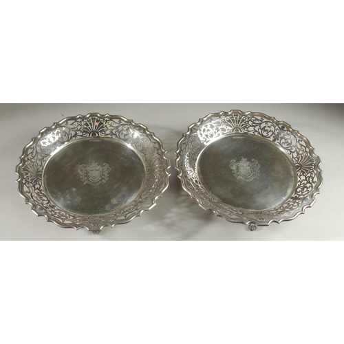 1956 - A VERY GOOD PAIR OF WALKER AND HALL SILVER DISHES with pierced sides on three claw and ball feet. 10... 