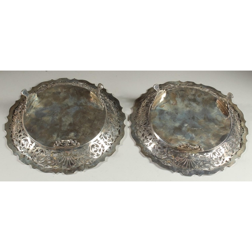 1956 - A VERY GOOD PAIR OF WALKER AND HALL SILVER DISHES with pierced sides on three claw and ball feet. 10... 