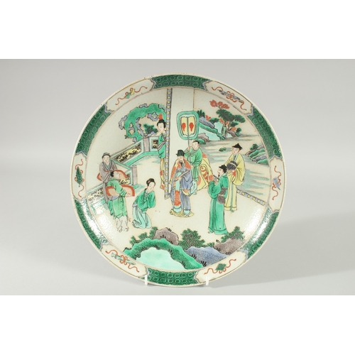 101 - A CHINESE FAMILLE VERTE PORCELAIN DISH, painted with figures in a courtyard scene, 29cm diameter.