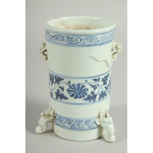 110 - A CHINESE BLUE AND WHITE PORCELAIN BRUSH POT / VASE, with moulded chilong and tripod legs, 15cm high... 