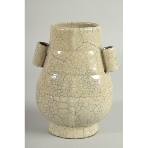 112 - A CHINESE CRACKLE GLAZE TWIN HANDLE VASE, 18.5cm high.