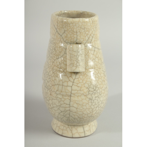 112 - A CHINESE CRACKLE GLAZE TWIN HANDLE VASE, 18.5cm high.