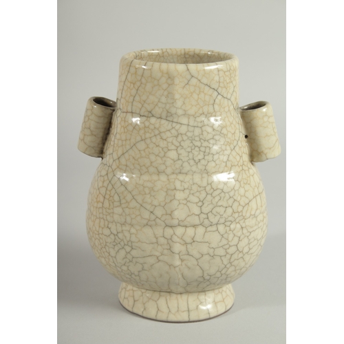 112 - A CHINESE CRACKLE GLAZE TWIN HANDLE VASE, 18.5cm high.