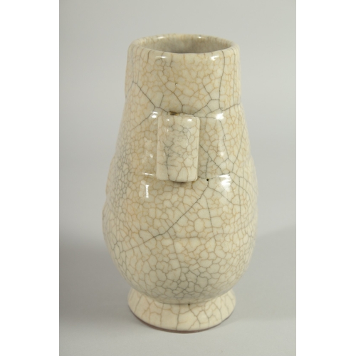 112 - A CHINESE CRACKLE GLAZE TWIN HANDLE VASE, 18.5cm high.