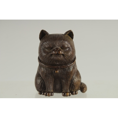 121 - A JAPANESE BRONZE OKIMONO OF A CAT, 5.5cm high.