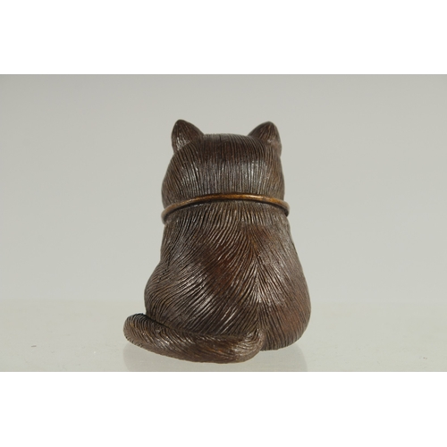 121 - A JAPANESE BRONZE OKIMONO OF A CAT, 5.5cm high.